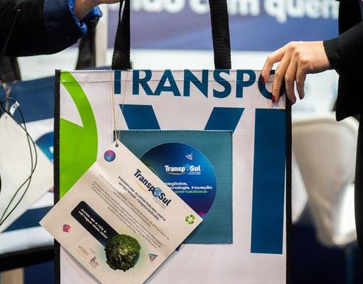 TranspoSul 2023: Em ação sustentável, feira teve sacolas confeccionadas a partir do reaproveitamento de lonas de evento do ano passado