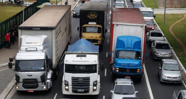 Com atuação da CNT, governo sanciona medida que prevê a contratação do seguro de cargas pelo transportador