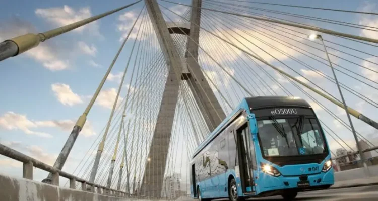 São Paulo dá um salto rumo à sustentabilidade com a entrega de 50 ônibus elétricos pela Mercedes-Benz