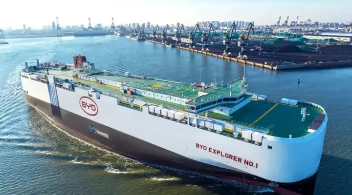 BYD cria navio movido a gás para transportar 7 mil carros de uma vez
