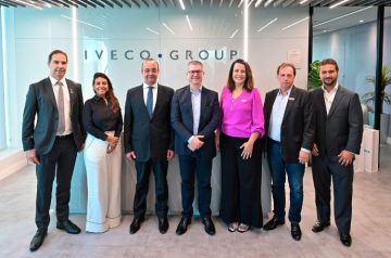 SEST SENAT e Iveco Group assinam parceria “Caminho para elas”, em prol da qualificação profissional das caminhoneiras